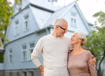 Eigentümer vor einem Mehrfamilienhaus