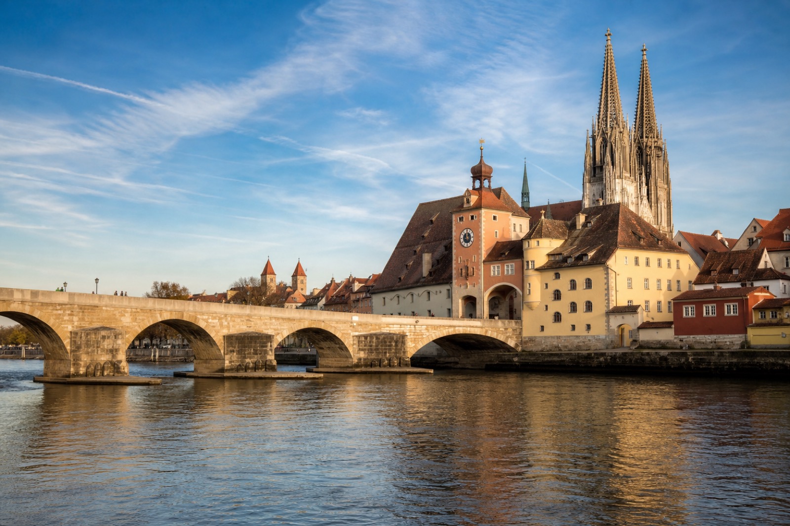 Steinerne Brücke und Dom in Regensburg – Mülltonnenservice tonns