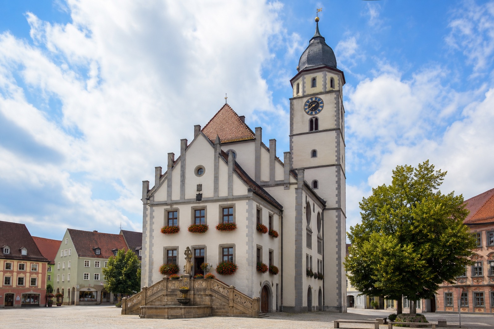 Altes Rathaus Weiden – Mülltonnenservice tonns